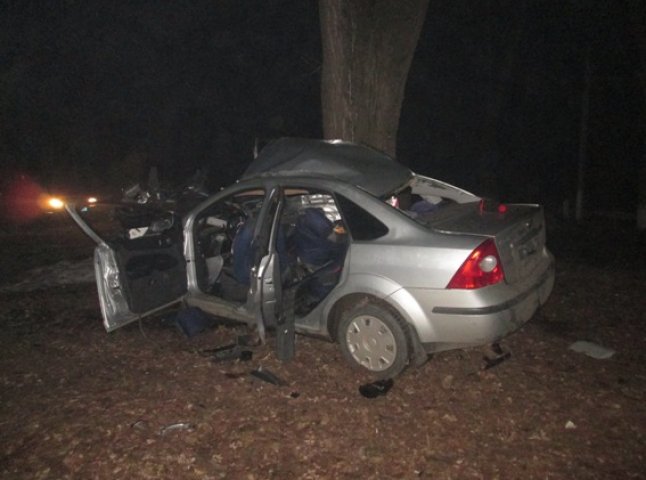 20-річний юнак врізався на своєму автомобілі в дерево: двоє пасажирів у реанімації