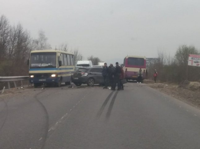 На Закарпатті легковик зіткнувся з автобусом: відео з місця аварії