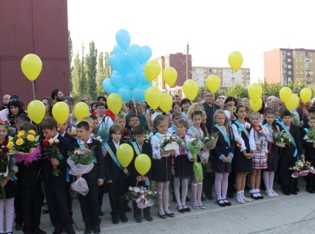 Такого 1 Вересня в Ужгороді ще не було: мало квітів, багато вишиванок, хвилина мовчання та розмови про війну