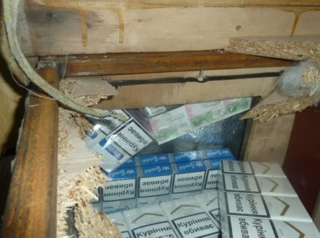 Словацькі митники виявили у закарпатця величезний вантаж контрабандних цигарок