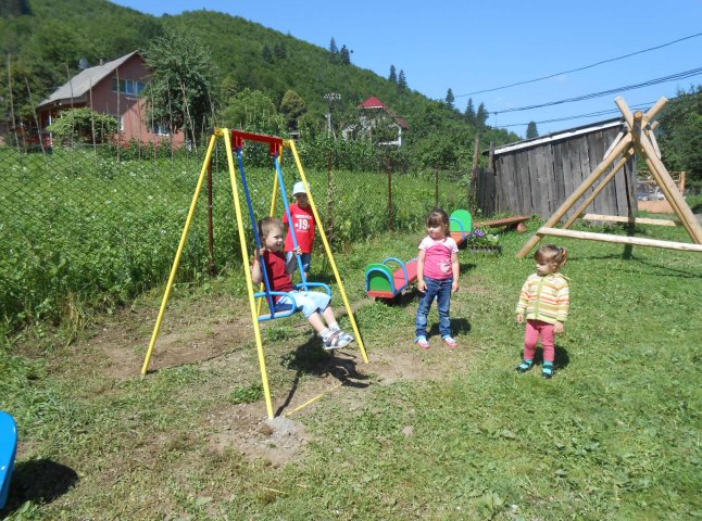 У селі Розтоки встановили новий майданчик для дитсадка 