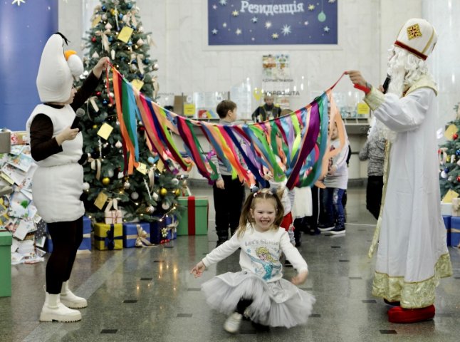 «Поки ми живі»: Укрпошта привітала українців з Різдвом та Новим роком