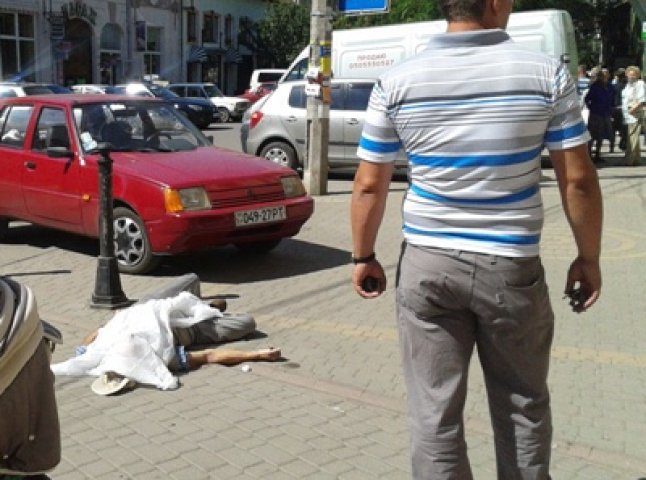 В самому центрі Берегова раптово помер чоловік