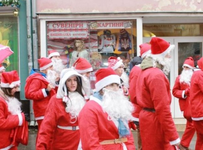 Ужгородські Миколайчики пройшлись центральною частиною міста