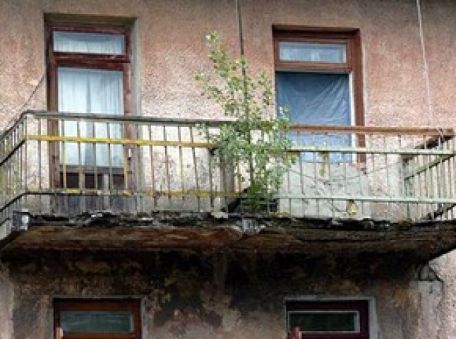 Мукачівець випав з балкону власної квартири