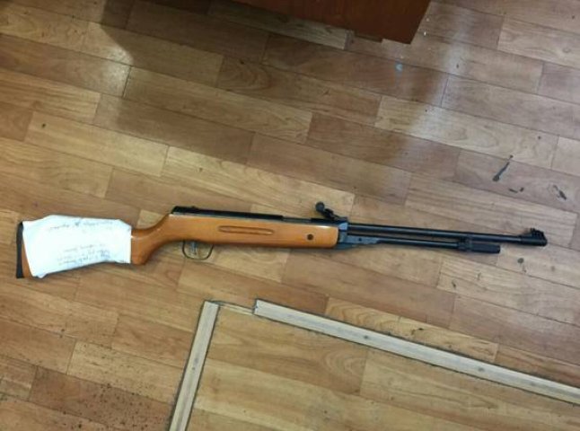 На Мукачівщині у 20-річного хлопця знайшли зброю