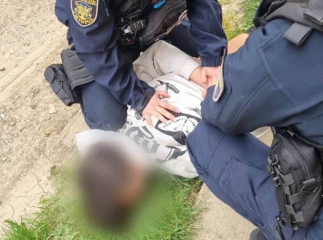 Постріли в школі на Закарпатті: поліція показала відео, як затримували учня