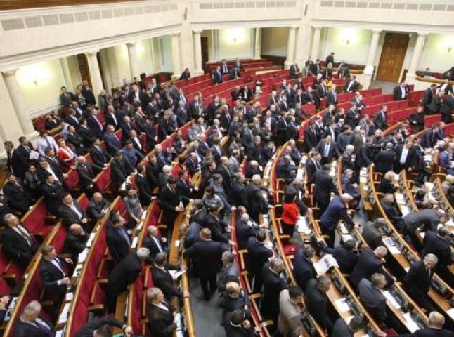 Народні депутати скасували позаблоковий статус України