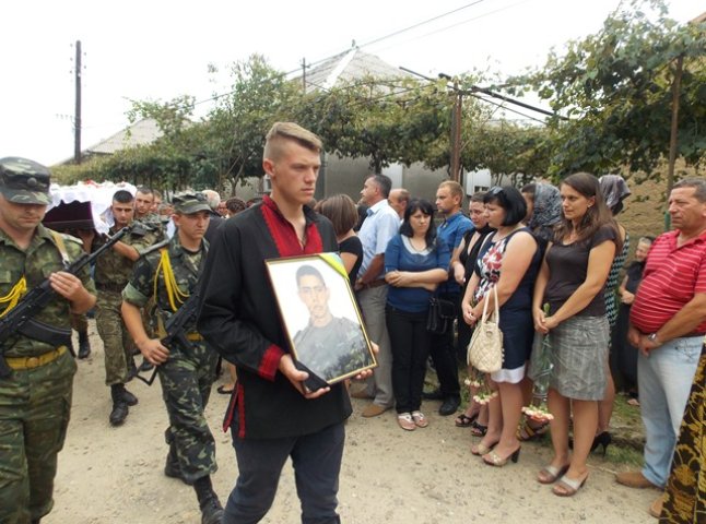 На Виноградівщині поховали вбитого на Сході України 19-річного юнака (ФОТО, ВІДЕО)