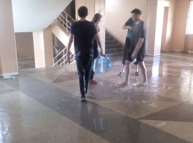 Коридори одного із гуртожитків УжНУ вчора були у воді: студенти влаштували поливанки