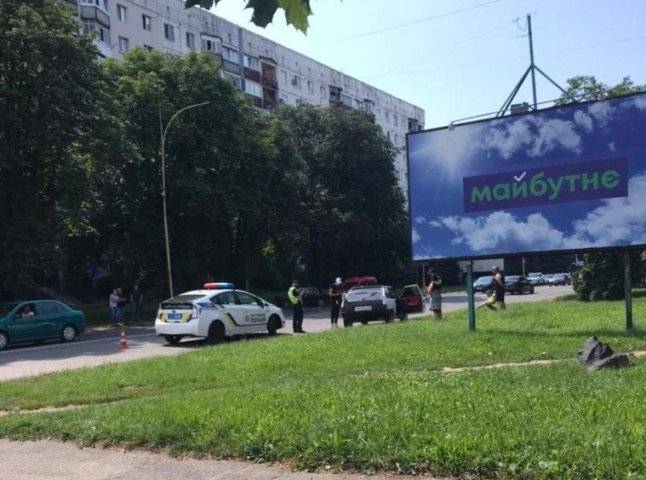 В Ужгороді жінка потрапила під колеса авто