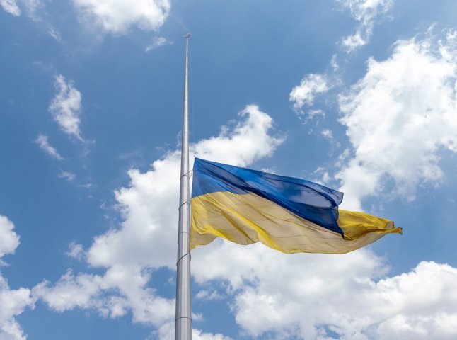Сьогодні в громаді обмежили розважальні заходи та приспустили прапори