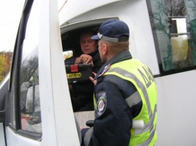 Від самого ранку при в’їзді в Мукачево працівники ДАІ перевіряють маршрутки та автобуси