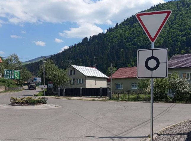 В районі туристичної Колочави встановлюють дорожні знаки: водіям варто звернути увагу