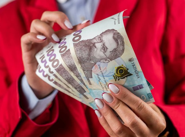 Жінкам передбачена спеціальна доплата: які умови отримання близько 1000 гривень