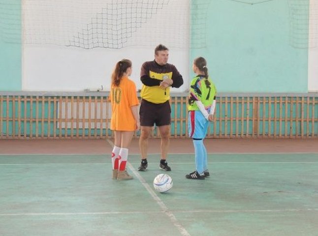 Дівчата з Мукачева змагались за новорічно-різдвяний кубок з міні-футболу