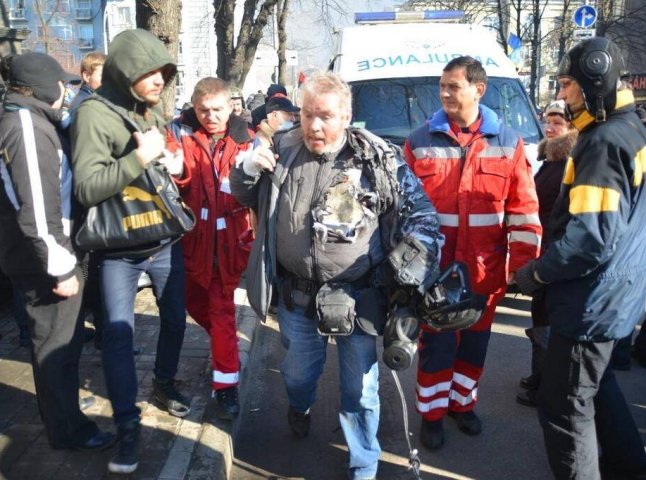 Одна з гранат, кинутих спецпризначенцями, розірвалася на грудях у фотографа – від смерті врятував бронижилет