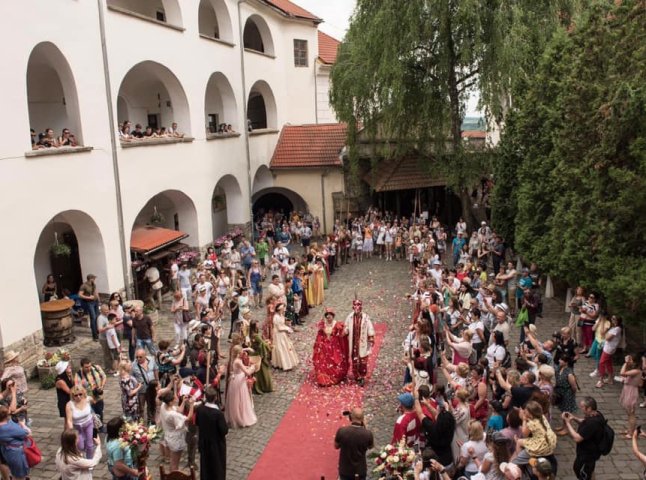 У Мукачеві в замку провели історичну реконструкцію весілля Ілони Зріні та Імре Текелі