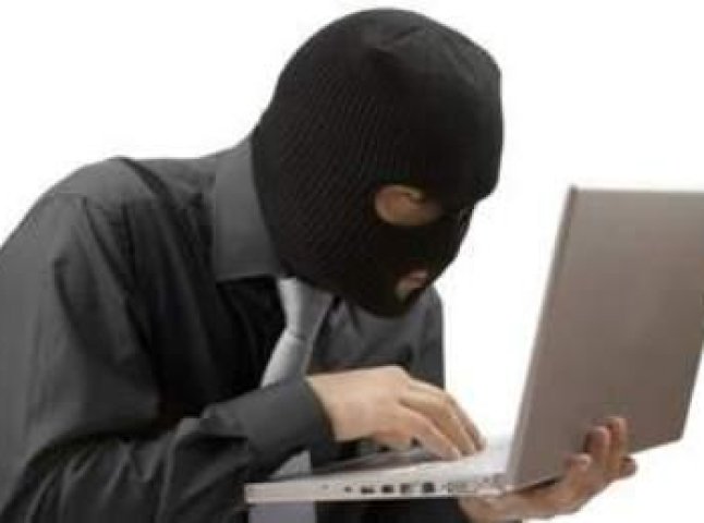На Тячівщині грабіжник серед білого дня зайшов в офіс і викрав зі столу ноутбук