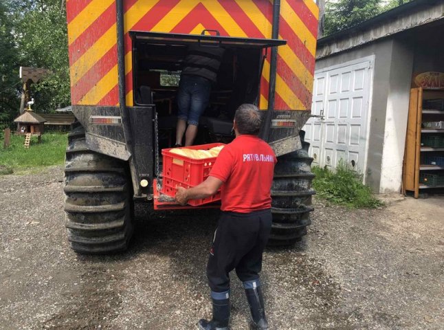 Рятувальники допомагають доставляти продукти у віддалені місця Рахівщини