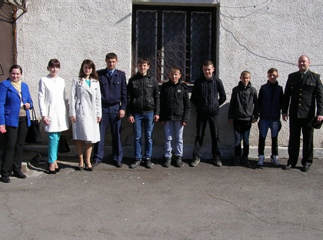 Важкі підлітки з Рахівщини відвідали ізолятор тимчасового тримання (ФОТО)