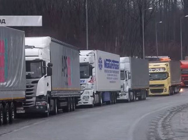 На українсько-словацькому кордоні – величезна черга з вантажівок. Більшість фур з російськими номерами