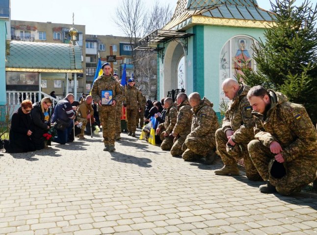 У Мукачеві попрощалися з воїном, який загинув, захищаючи Маріуполь