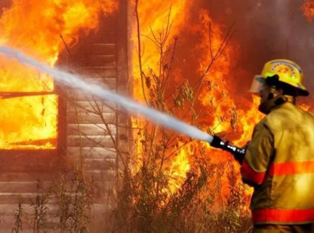 Тячівські рятувальники приборкували пожежу в надвірній споруді