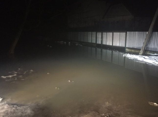 У Ракошині вода підтопила кілька сільських вулиць: через паводок призупинено навчання у школі