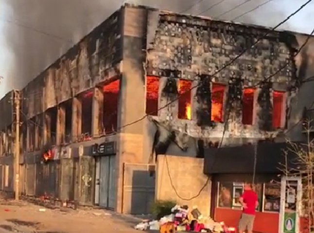 У мережі опублікували відео великої пожежі у Виноградові