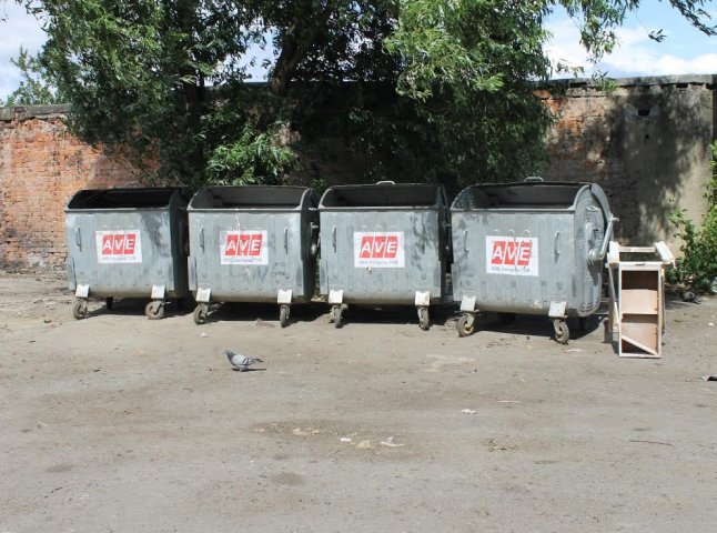 Ужгородські комунальники повністю прибрали сміття з контейнерного майданчику на вулиці Заньковецької