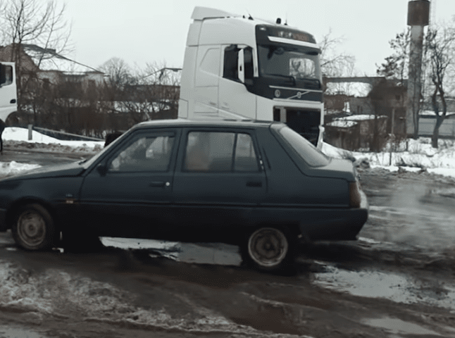 Патрульні, дорожники та чиновники з’їхались у Мукачево, аби вирішити проблему жахливих доріг