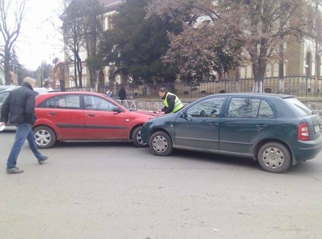 Біля ЗОШ №4 в Ужгороді "поцілувались" дві іномарки