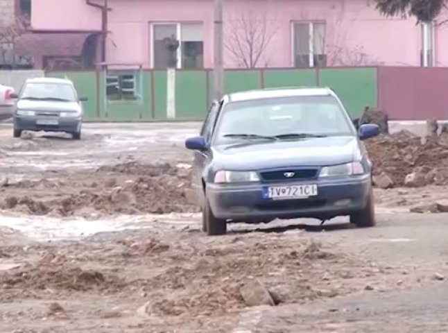 Заміна старих водопровідних труб по вулиці Суворова призвела до іншої незручності для жителів Мукачева (ВІДЕО)