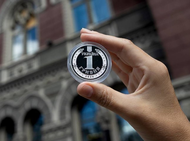 В Україні показали нову одну гривню: вона «подвійна» і має зображення різних епох