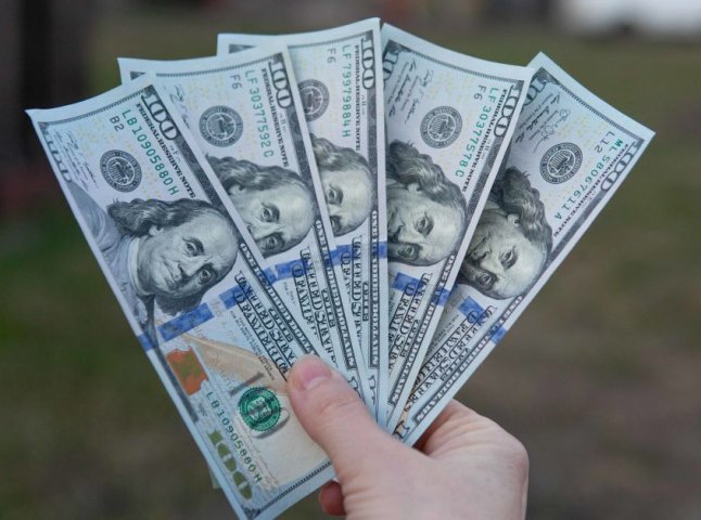 Курс долара в обмінниках злетів вище 40 гривень: скільки зараз коштує валюта