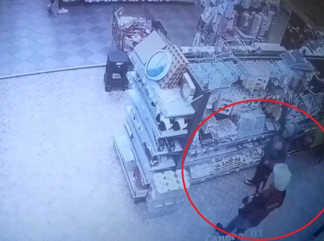 Відеокамери зафіксували крадіжку в одному з магазинів у центрі Мукачева
