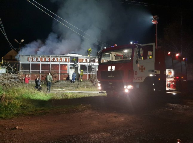 Вночі сталася пожежа: вогонь гасили 12 рятувальників