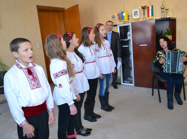 Дітки із Берегівської школи-інтернату колядували задля підтримки українських військових
