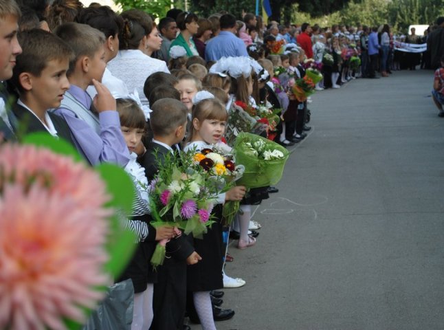 Замість квітів – гроші військовим: закарпатські школярі турбуються в першу чергу про країну