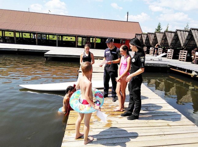 Рятувальники і поліцейські провели профілактичні рейди на озері в Кленовці