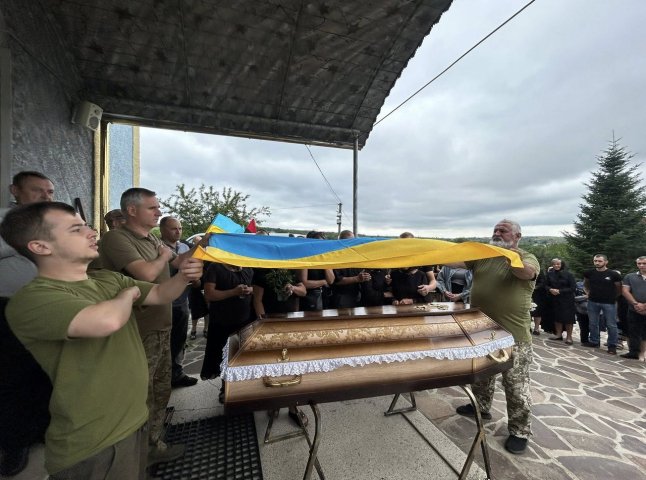 На Мукачівщині поховали воїна, який віддав життя за Україну