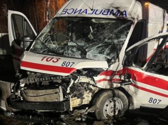 В ДТП у Виноградові постраждали водії "швидкої" та кросовера, а також фельдшер