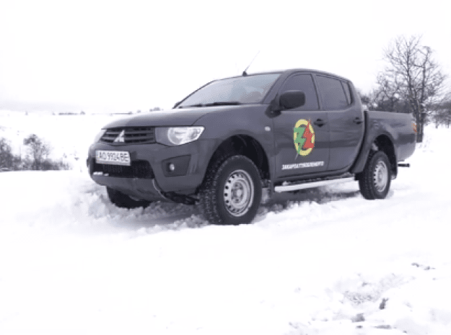 Віддалені села Мукачівського району замело снігом: маршрутки не їздять, люди на роботу добираються пішки