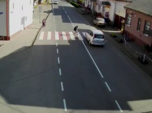 Водій на шаленій швидкості ледь не збив школяра на пішохідному переході: оприлюднено відео