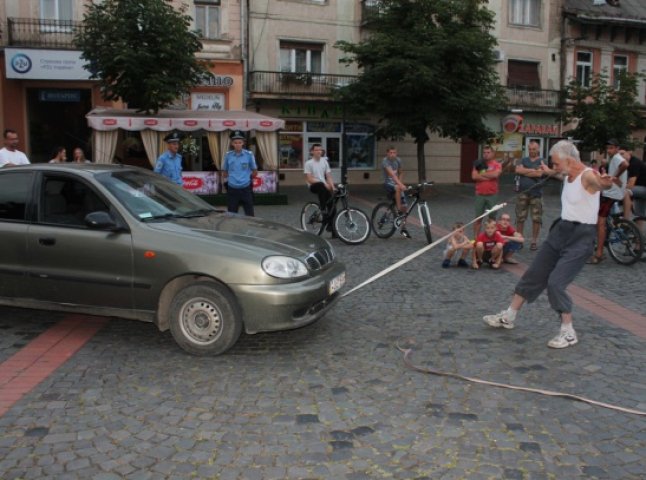 У центрі Мукачева майже незрячий Сергій Вінер протяг зубами автівку, вагою понад тонну