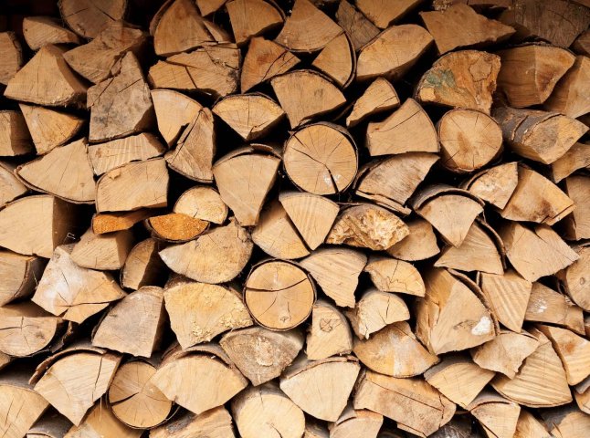 Де купити дрова офіційно, якщо їх уже не вистачає до весни