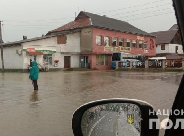 Затоплені вулиці та перекрита траса: Рахівський район накрила страшна негода