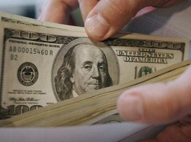 В НБУ озвучили інформацію про обмін доларів: чи прийматимуть старі купюри