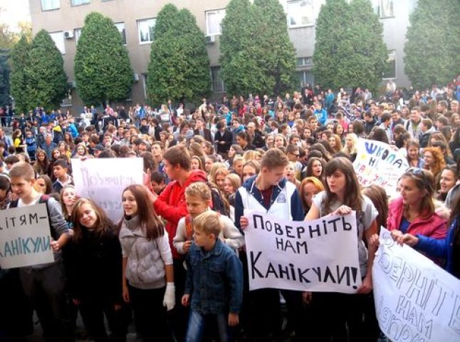 Прокуратура Закарпаття заявляє, що осінні канікули у школах Ужгорода скасували незаконно (ВІДЕО)